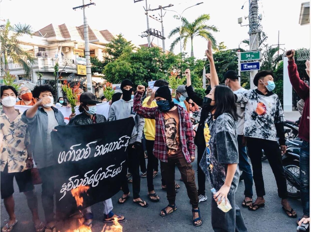 afcc_mdy's tweet photo. “ဖက်ဆစ် အလောင်းနဲ့ နှစ်သစ်ပြောင်းမယ်”

“ငါတို့ မြို့ ငါတို့ လမ်း
ငါတို့ ပိုင်တယ်”

#အရေးတော်ပုံအောင်ရမည် https://t.co/dsFgegfhrU