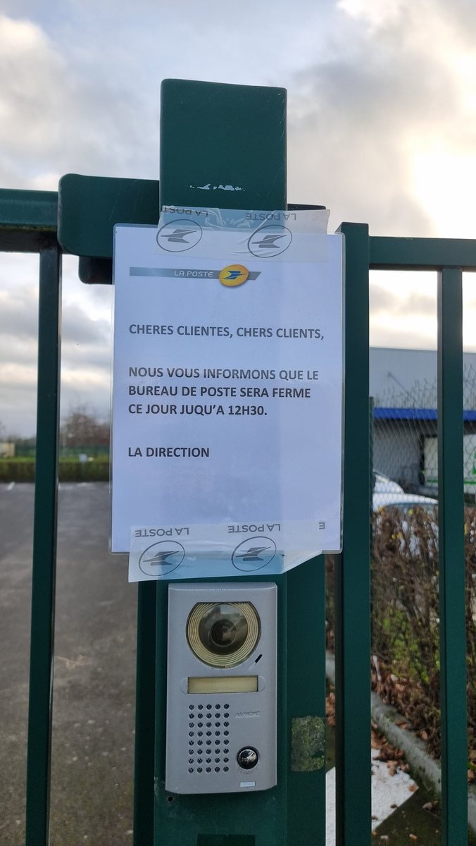 GuyotLudovic's tweet photo. Il est 15h50, la poste est fermée jusqu'à 12h30, mais ça ouvre quand ? 😁😁
#LaPoste #31decembre #colissimo https://t.co/CfOBw8Y65R