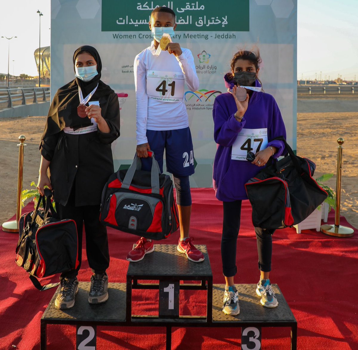 saudiathletics's tweet photo. الدكتور حبيب بن علي الربعان يتوج أصحاب المراكز الثلاث الاولى في سباق اختراق الضاحية فئة الشابات. 

 #سباق_إختراق_الضاحية_للسيدات https://t.co/ipK06I69s8