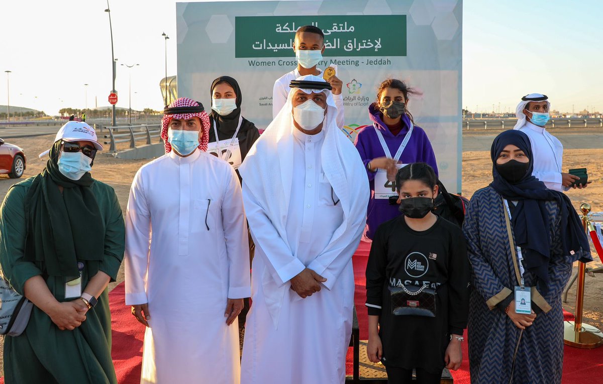 saudiathletics's tweet photo. الدكتور حبيب بن علي الربعان يتوج أصحاب المراكز الثلاث الاولى في سباق اختراق الضاحية فئة الشابات. 

 #سباق_إختراق_الضاحية_للسيدات https://t.co/ipK06I69s8