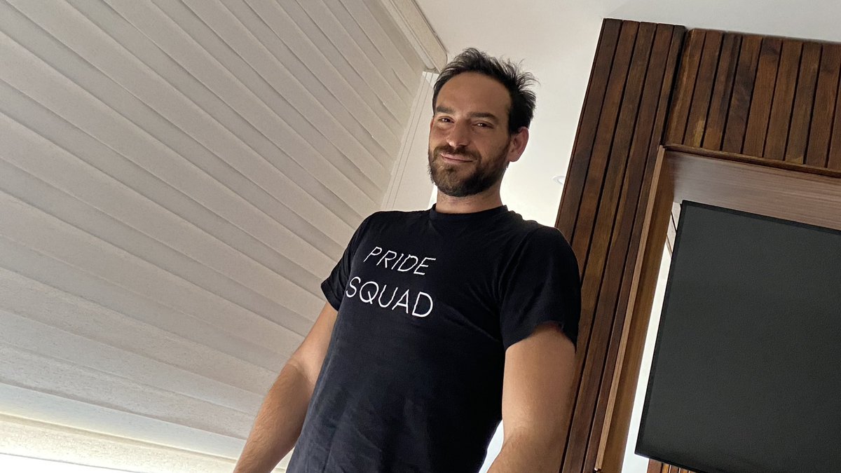 YiyoHr's tweet photo. Cuando la lavadora le da nueva vida a la playera de despedida de soltera de tu amiga. 

#PRIDESQUAD 🤭 💐 💒 🌈 @CarlosMendozaR_ https://t.co/0HjgMkSEN5