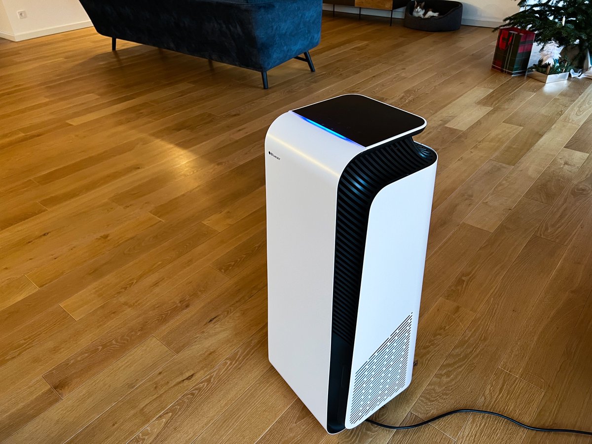 frankfeil's tweet photo. Heute #Silvester im kleinen Kreis mit @Inzuam @locked und @GillyBerlin. Alle geboostert, alle haben brav Tests vorher geschickt und der @BlueairGlobal #HealthProtect läuft als Backup neben dem Tisch 😎 https://t.co/LIluDldmzy