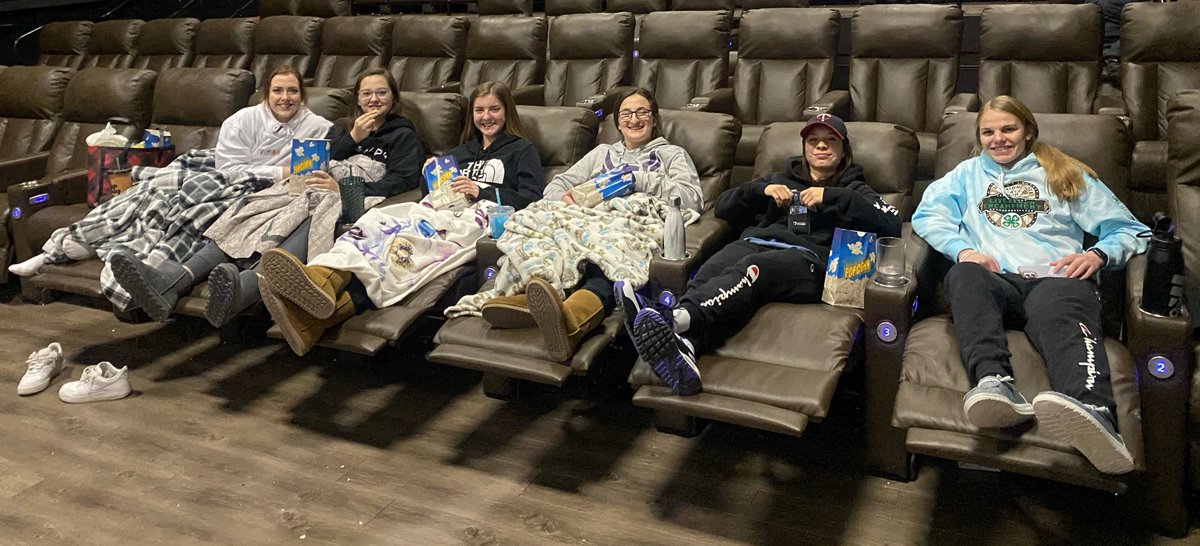 CrownWBB's tweet photo. Christmas Break shenanigan's with the squad 🎄🎁❣️ #WinTheDay #JoyfulAlways https://t.co/FH2MzqeOGy