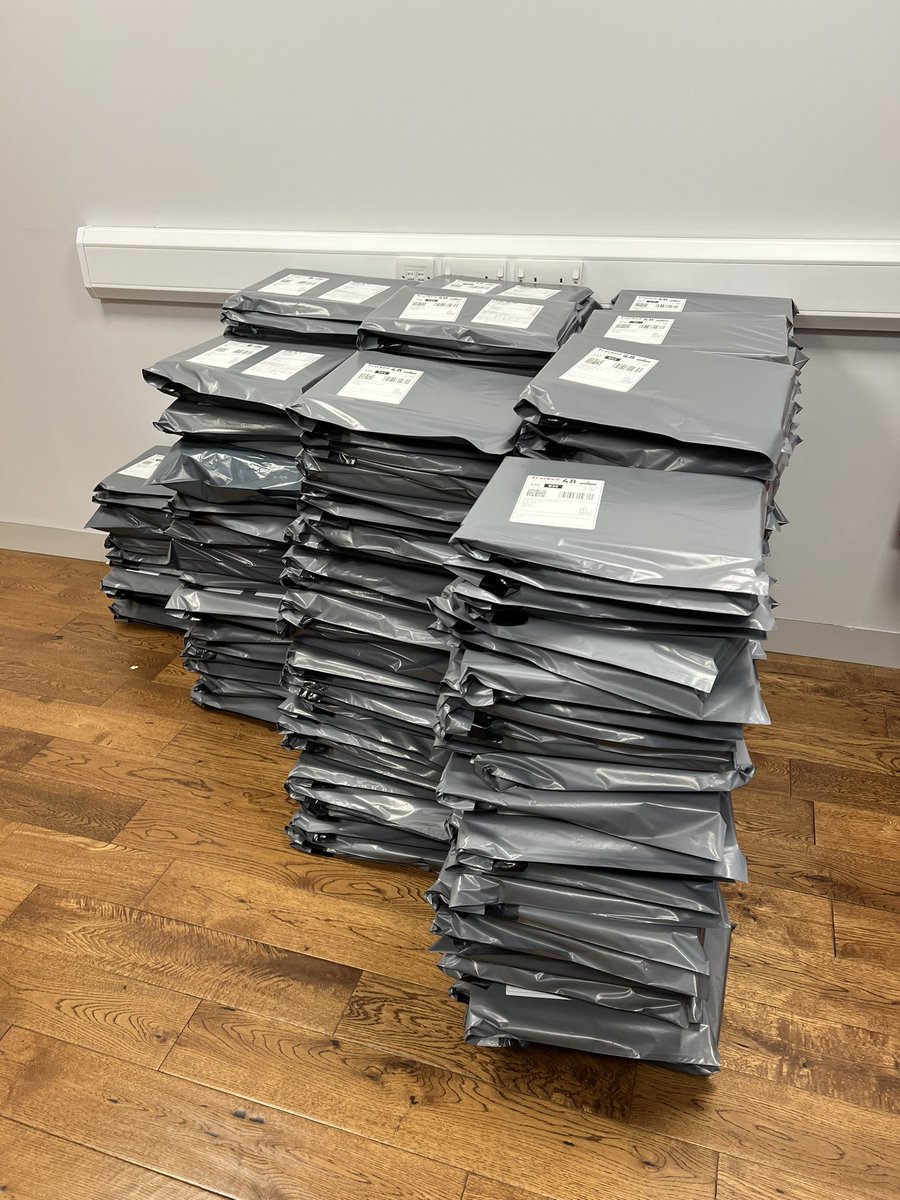 mysteryfootball's tweet image. 🎉 New Years Giveaway! 🎉 

To celebrate and thank you for your support this past year, we will be picking  𝗧𝗛𝗥𝗘𝗘 people to win a Mystery Shirt box! 

To enter: 
1️⃣ RT this tweet
🤝 Follow us

Good luck! 🤞🏻