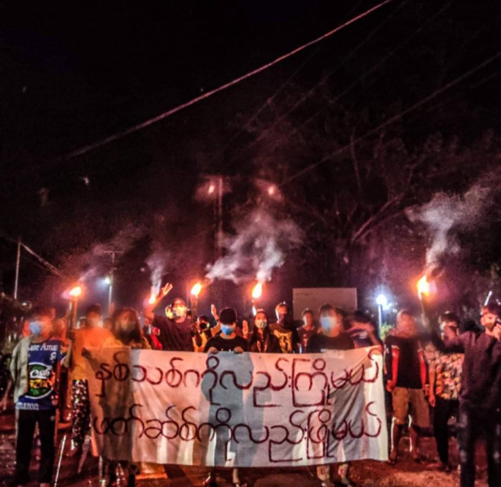 YanZuanFa's tweet photo. tw // fire  Basic education students and youth in #LaungLone Tsp;staged a powerful night strike ‘ We will welcome the new year &amp; also overthrow Fascism’ slogan &amp; against the dictatorship.  #Dec31Coup    #FederalDemocracyNewYear2022 #WhatsHappeningInMyanmar https://t.co/HIku3R17wl