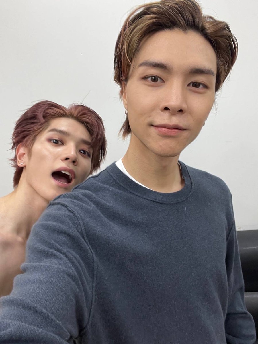 WAYTOTHEClTY's tweet photo. b-JHN🐱 

[⚠️ SELCA] 

"Y/n~~~~"

"Happy new yearr!!!!🎉🎉🎉🎉"

"Tahun baruu bersinaaaaarrrr (sudah dimulai)~~~"

"Bener-bener waktu cepet banget berlalunya ya gak sihh???"

"Di 2021 sejujuuuuurrrnya kita gak terlalu ketemu"

"Di 2022 yuk kita lebih banyak ketemu~"

"👌?" https://t.co/2eMKbOU6pv