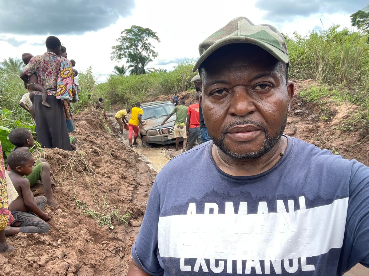 DBangala's tweet photo. Mais il faut commencer quelque part. Voila les photos d'hier postées par #CODE243, route Kamwesha-Kananga, c’est l’enfer! C'est la situation de toutes les routes de dessertes agricoles en RDC. Tant de tonnes des produits agricoles qui pourrissent dans les villages. https://t.co/27g6Xew5E9