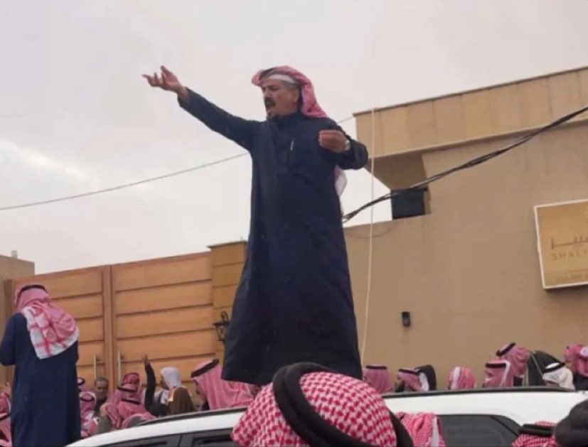 فلاح لاصكّوا هل الجمع الغفير
ابو مفرج وقفته . . . عن قبيله

حنا الكبار اليا دعى العلم الكبير
وحنا هل الوقفه ولا به جميله 
#عبيد_المجفل .