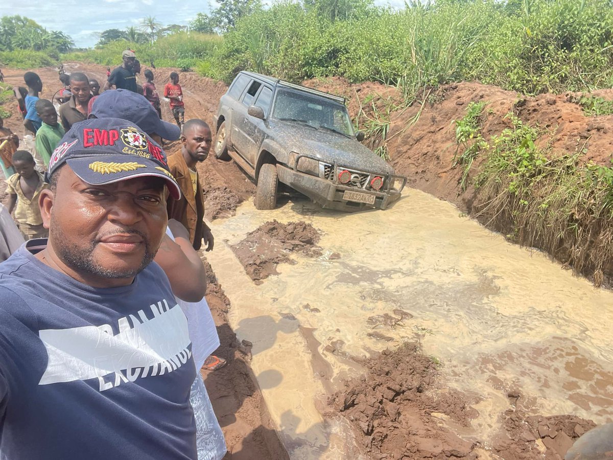 DBangala's tweet photo. Mais il faut commencer quelque part. Voila les photos d'hier postées par #CODE243, route Kamwesha-Kananga, c’est l’enfer! C'est la situation de toutes les routes de dessertes agricoles en RDC. Tant de tonnes des produits agricoles qui pourrissent dans les villages. https://t.co/27g6Xew5E9