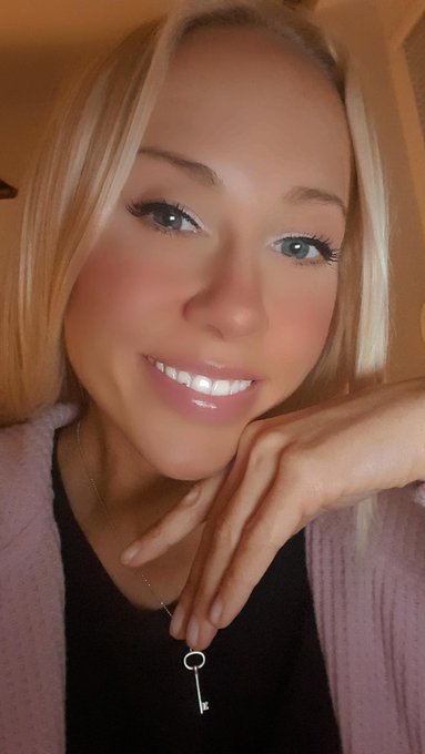 Happy New Year to everyone 🍾😘 For Full NYE videotalk check my OF https://t.co/wdVylKzXdw https://t.c<a href="/tag/interview"class="tags"><span>#interview</span></a><a href="/tag/refresher"class="tags"><span>#refresher</span></a><a href="/tag/carlacox"class="tags"><span>#carlacox</span></a><a href="/tag/rozhovor"class="tags"><span>#rozhovor</span></a>