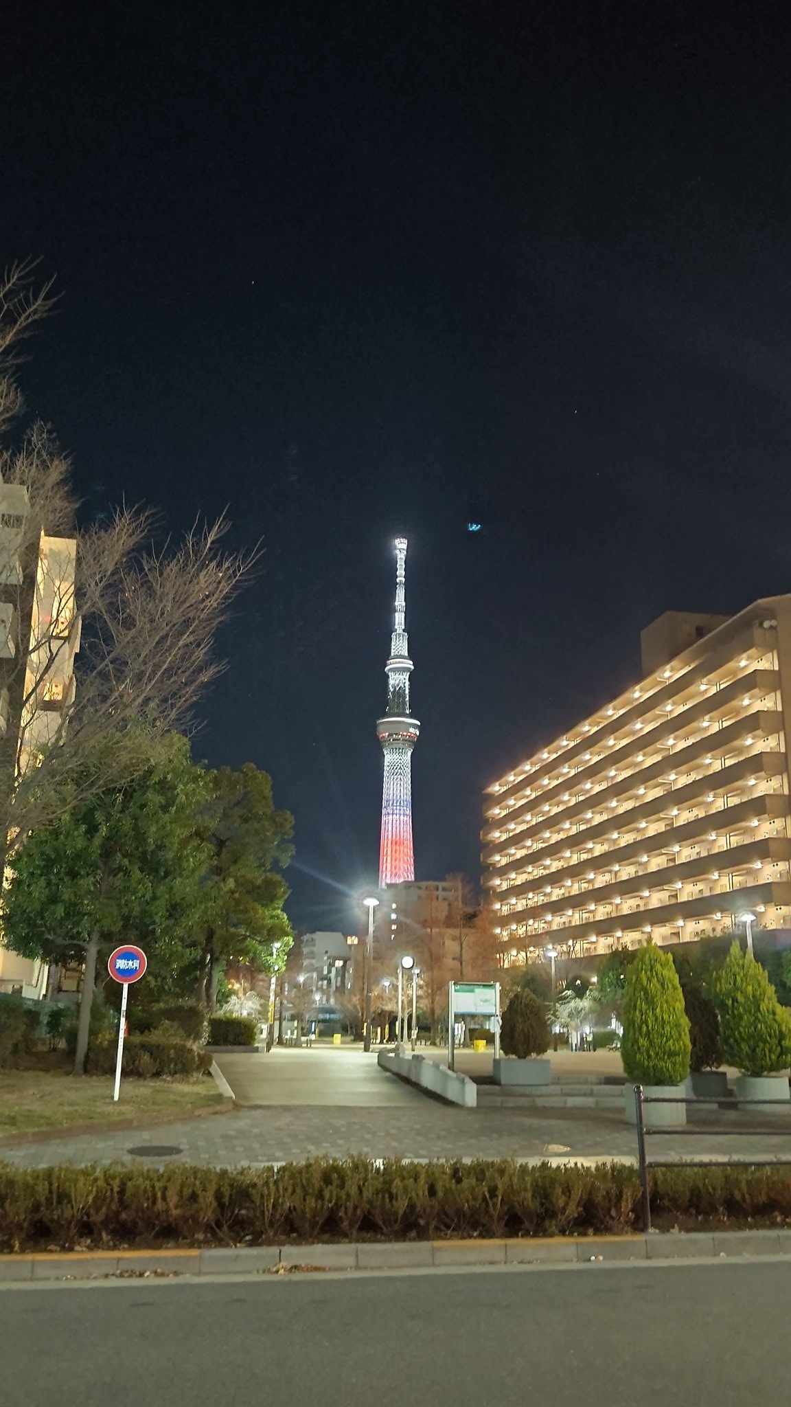 Simj Style 明けましておめでとうございます スカイツリーが日の丸カラーになってますよ めでたいですね 今年も良い年になりますように 22年 スカイツリー 新年 錦糸町 イルミネーション 元旦 T Co Vsldrihhay Twitter