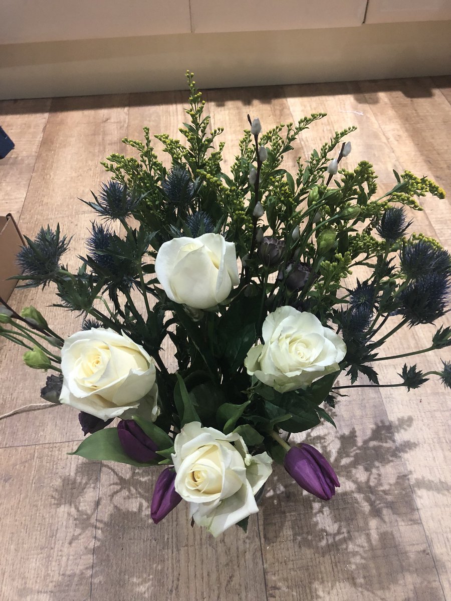 LarDeDa1's tweet photo. When you forget that you signed up for flowers as yet another Christmas gift to yourself! 🙈😬😂
Was such a lovely surprise tho and just what I’d buy too! 😍🥰
#christmas #gifttome #flowers
@BeverleyTaylo 🙌🏼😊😊😊@FreddiesFlowers https://t.co/fUt8sbz65Z