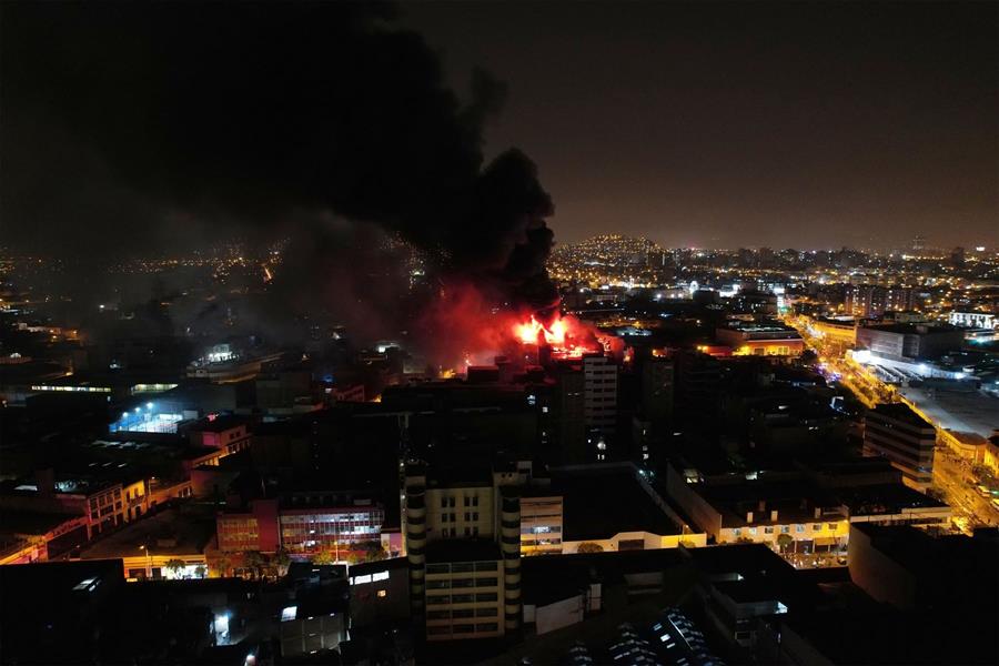SoyNuevaPrensa's tweet photo. #Bomberos #Controlaron gran #Incendio en una galería comercial #Limeña - https://t.co/tR9hj4Gogk

#SoyNuevaPrensa #GaleríaComercial #Conflictos #Featured #Global https://t.co/VlHncEl2Xx