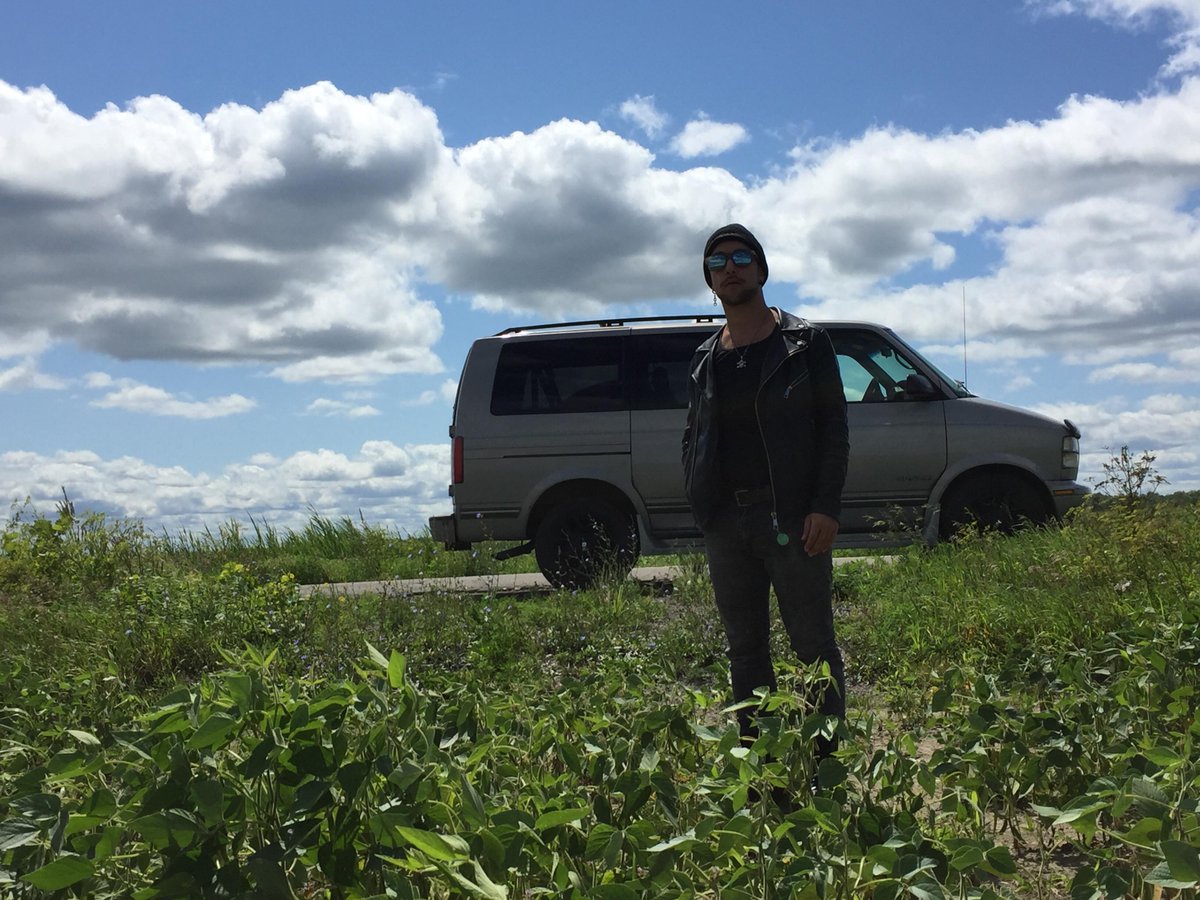 Have a good New Year's Party tonight! 🎉
See you in 2022 🙂 
.
.
.
.
.
.
#rockroll #heavymetal #bluesrock #rockmusic #classicheavymetal #grunge #psychrock #punkrock #newyearseve #newyear #2022 #herewecome #cheers #musician #songwriter #newmusic #newmusicvideo