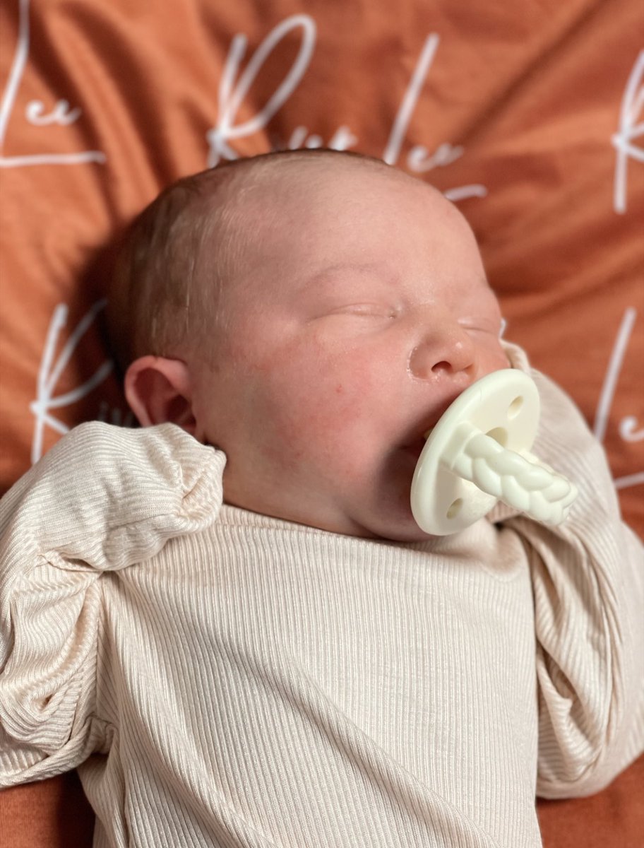 kenzz_harris's tweet photo. River is just one of the many great blessings 2021 gave us. Can’t wait to see what 2022 has for us🤍 {this pic really misses my baby being a little baby😭} https://t.co/5ork53V1n6