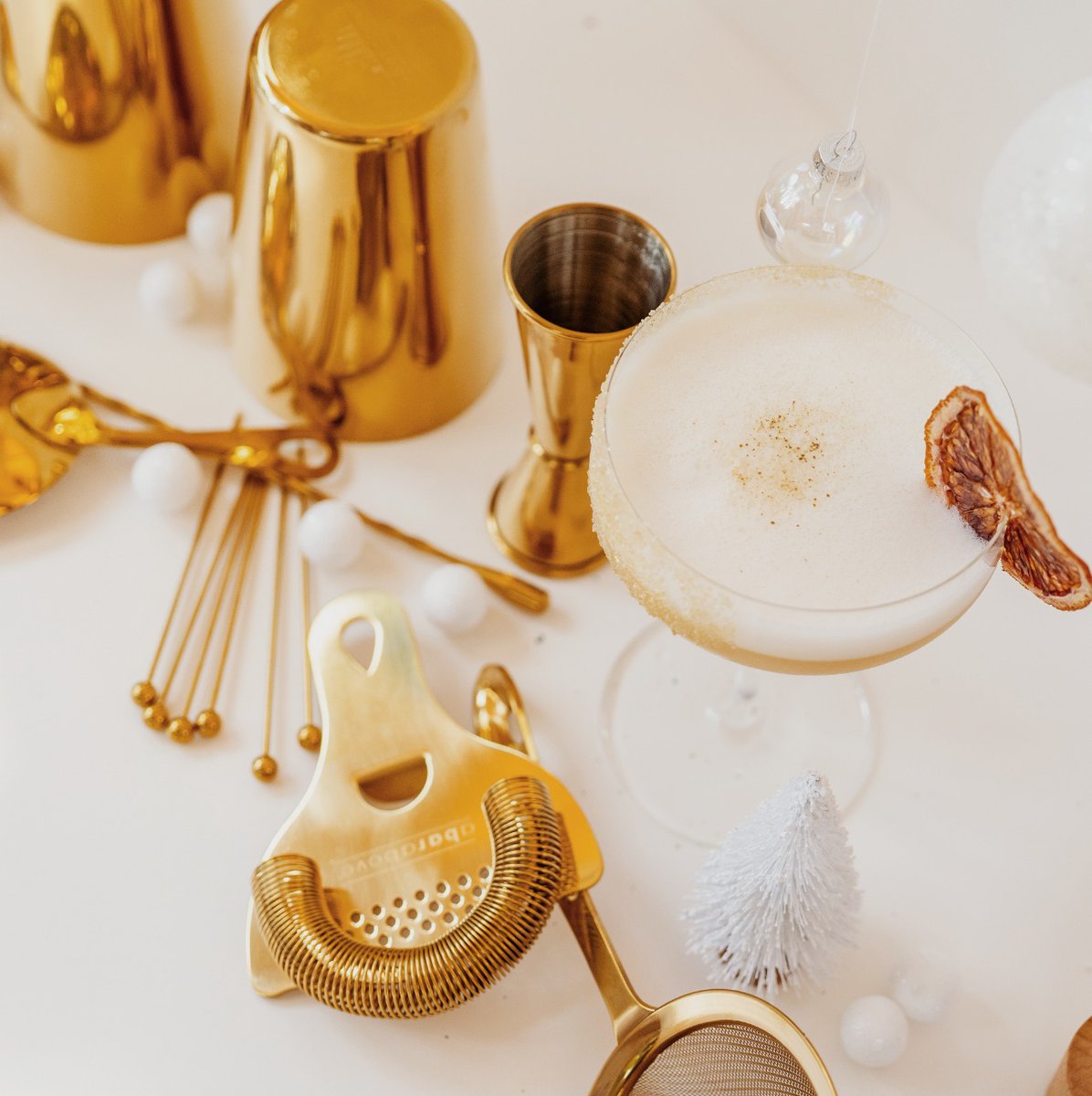 A Bar Above tweet media