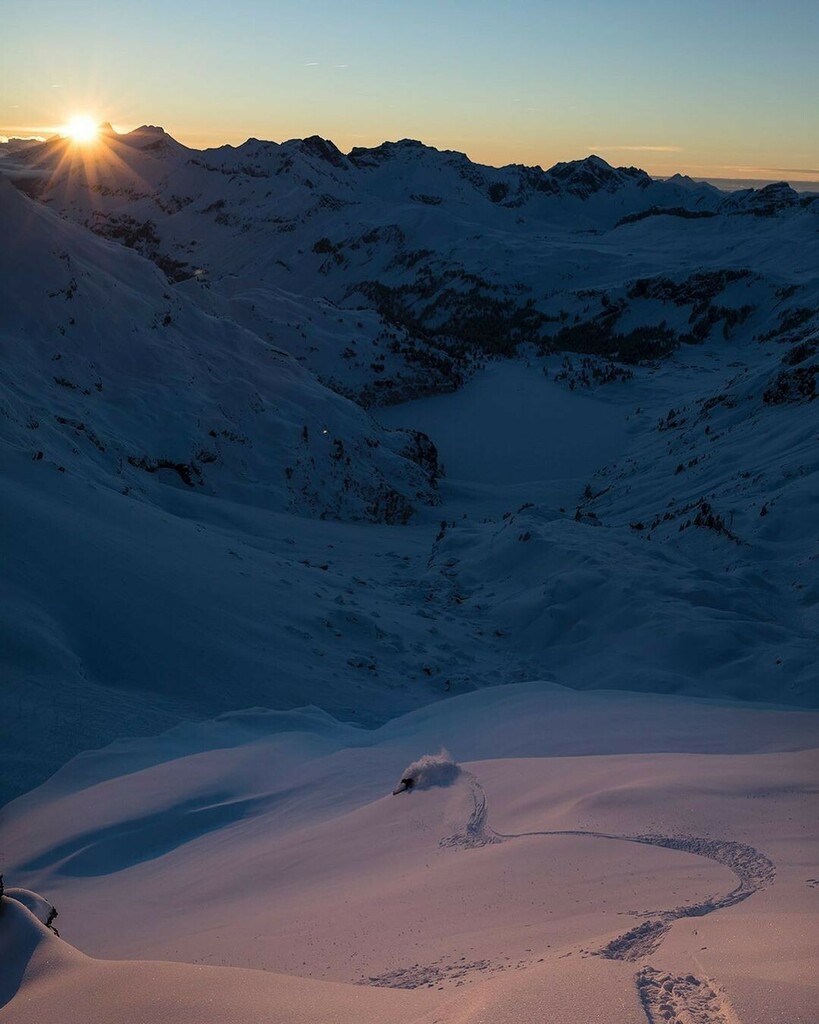 EngelbergTitlis's tweet photo. The year is coming to an end. ✨
Who are you spending New Year's Eve with?
.
.
.
⛷ @jonsbert 📸 @oskar_enander
Here’s a photo of me skiing into an epic sunset. @oskar_enander shot it.
#engelberg #skiing #blizzardskis #tecnicasports #fjallraven #pocsp… https://t.co/rHgZWin0iH https://t.co/eti3SruK1M