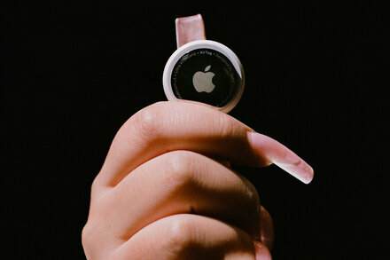 "Are Apple AirTags Being Used to Track People and Steal Cars?" by Ryan Mac and Kashmir Hill via NYT ift.tt/3eIUnTv