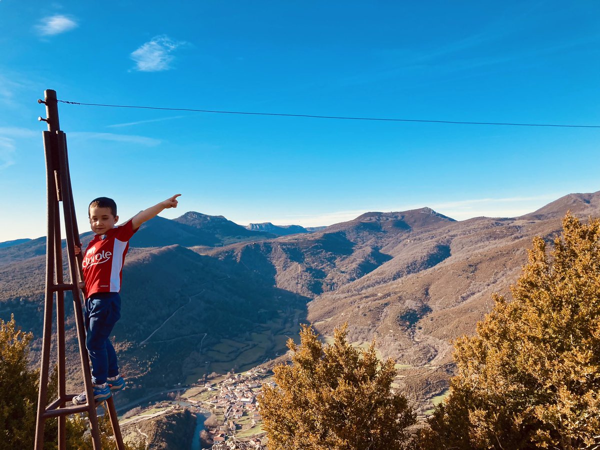 31/12/2021. Valle del Irati abajo Oroz Betelu. Al fondo el Elke etc… en camiseta y sudando <a href="/JorgeNagoreF/">JorgeNagore Frauca</a> el mundo se acaba!! 😁<a href="/pirineonavarro/">Pirineo navarro</a> @IratiAezkoa