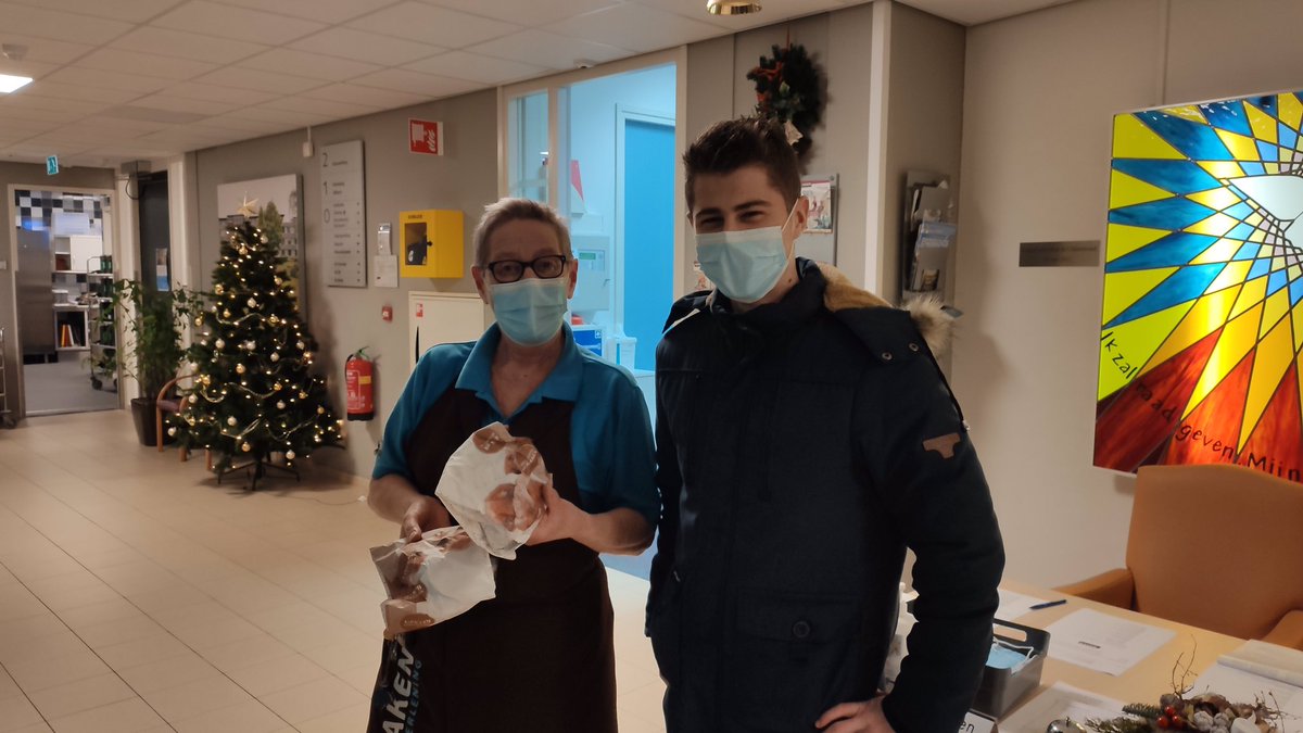 Vanmiddag hebben Ruben en Barthil oliebollen gebracht bij hulpverleners en verzorgingstehuizen in de gemeenten Elburg &amp; Oldebroek om hen een voorspoedig 2022 te wensen. We wensen jullie ook allemaal een goede jaarwisseling en een voorspoedig en gezegend 2022!