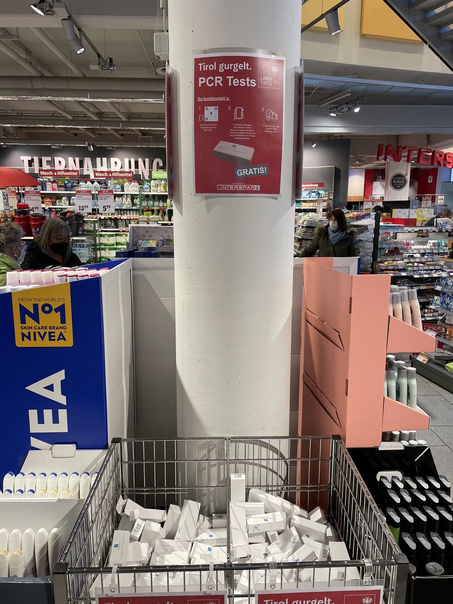 LeonardKaminski's tweet image. In Österreich gibt es im Supermarkt gratis Gurgel-PCR-Tests. Die Abwicklung (von Abgabe bis Ergebnis innerhalb von 24h) geschieht per App. Richtig gelesen:
Im Supermarkt ✅
Gratis ✅
PCR ✅
App ✅
Egal, wo man ist, man kommt um den Gedanken nicht herum: Was kann 🇩🇪 eigentlich?