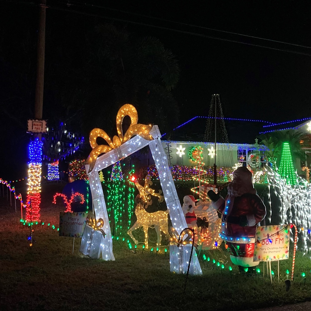 swflpix's tweet photo. Cape Coral Lights: Present Portal

#capecorallights #floridalights #christmaslights #christmasdecor #christmas #capecoral #southwestflorida #florida #floridalife #swflpix https://t.co/DDnBCwK5rb