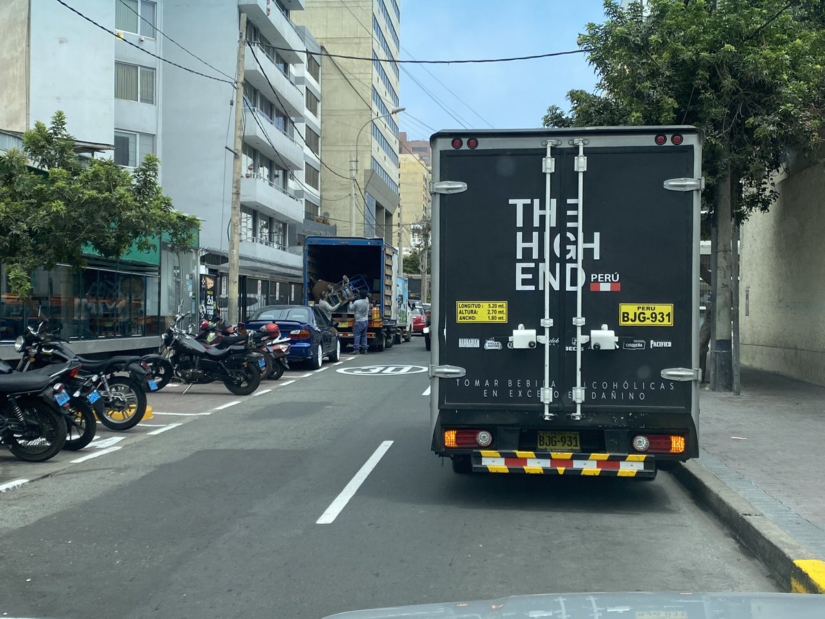 Parado y descargando en un lugar donde no se puede estacionar <a href="/MuniMiraflores/">Muni de Miraflores</a> <a href="/miraflores24h/">Alerta Miraflores</a> Bellavista cuadra 02