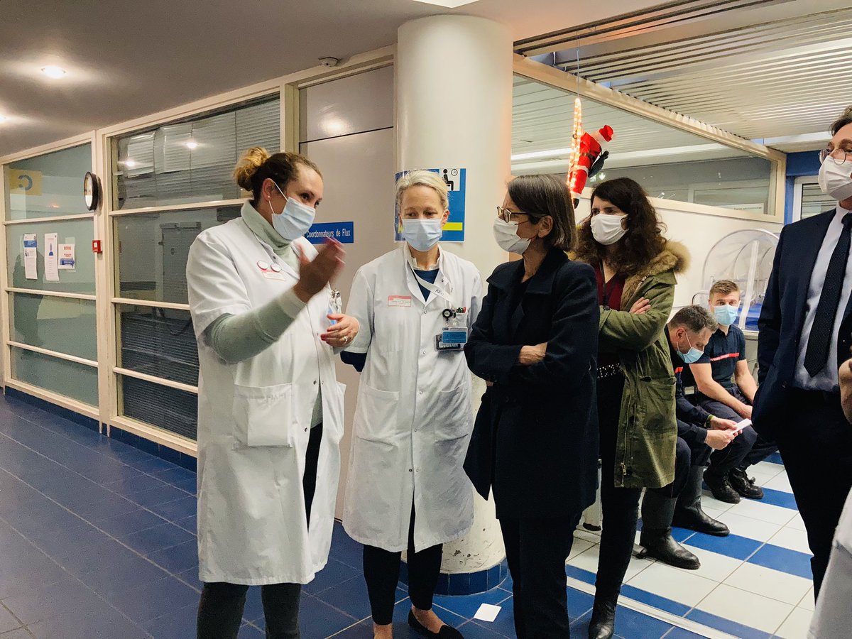 CHUBordeaux's tweet photo. Soutien aux équipes du @CHUBordeaux mobilisées pour la nuit du réveillon. @sfazileblanc, Dir. gen.adj. et Pr P. Revel chef de serv. des urgences accueillent Delphine Balsa, dir. de cabinet de @PrefAquitaine33 et @ARSNA_DD33 venues saluer les professionnels du SAMU et Urgences. https://t.co/qu3lz0TAyA