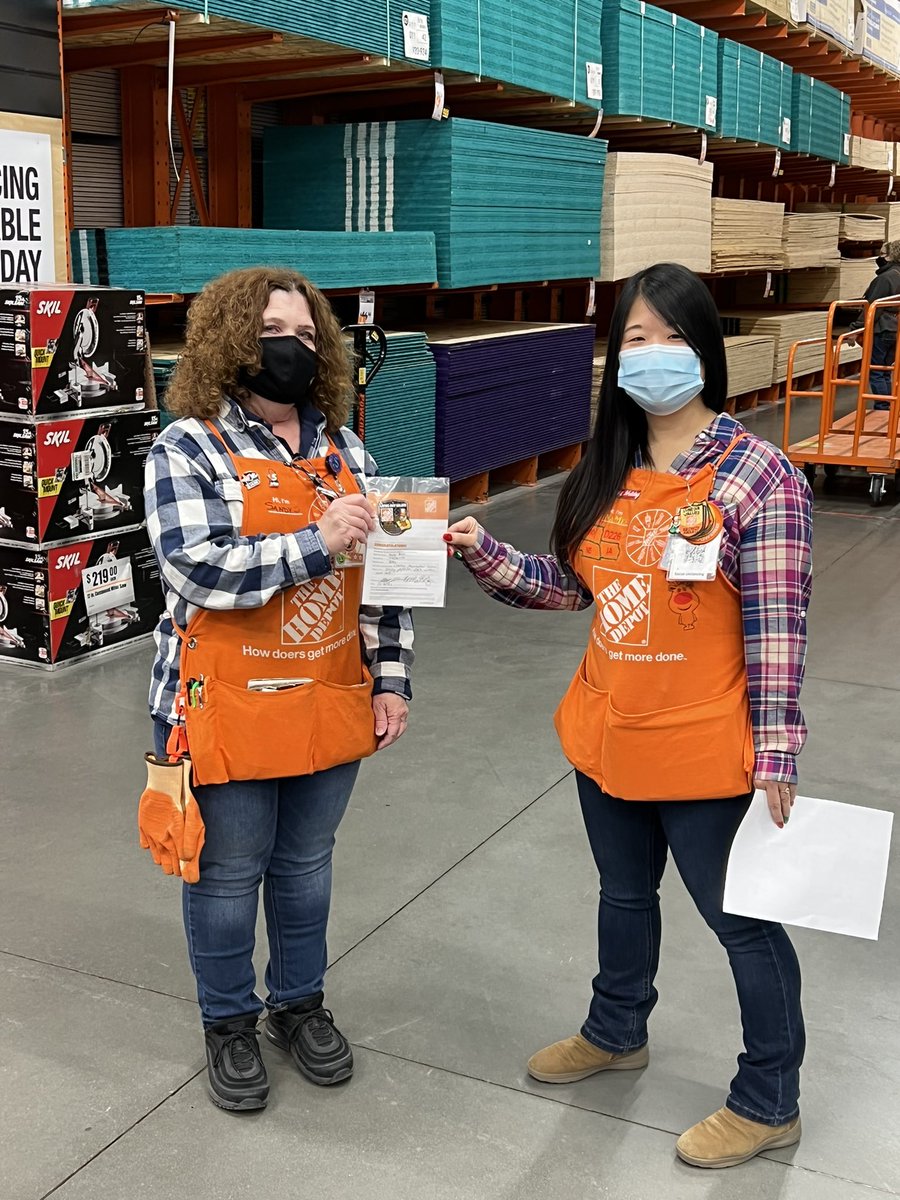 MCasemier's tweet photo. Shout out to Pro Cashier Sandy!  25k window lead sale!!  Way to drive pipeline! #3206Strong @KellyConnors7 @Stephen68401654 @kattie57 @JonHans76823898 https://t.co/5zUgwOkAtd