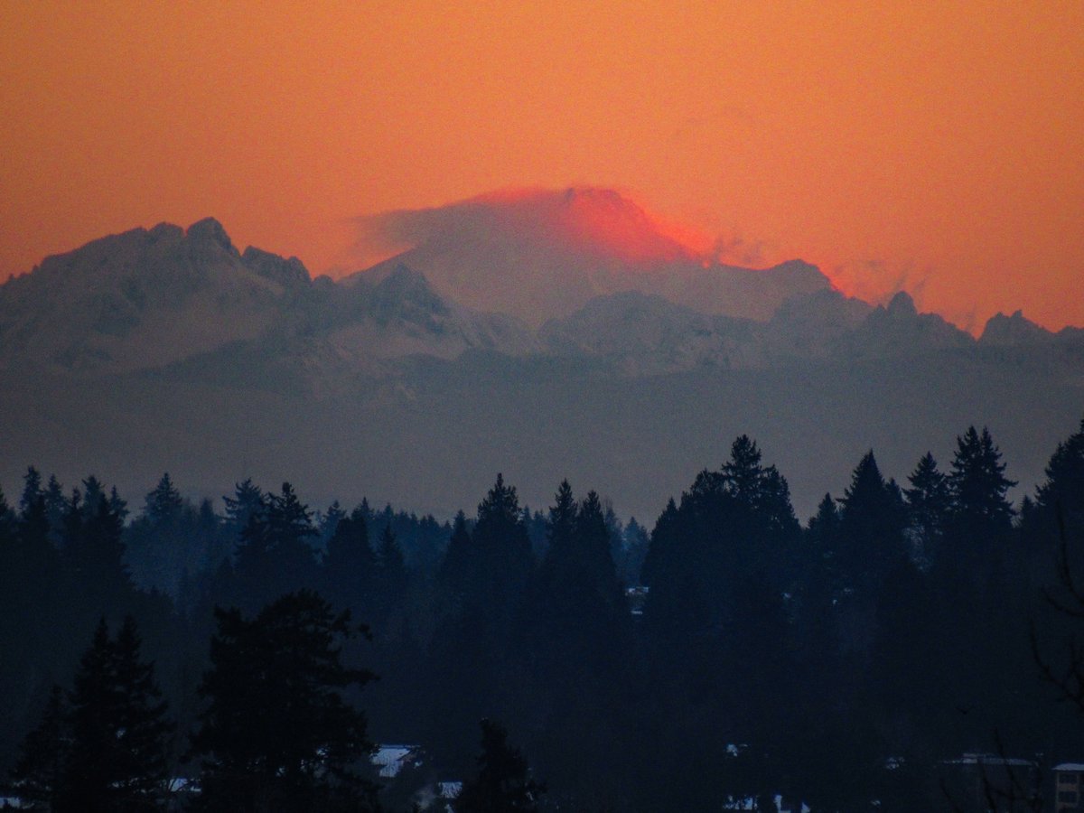 NWSSeattle's tweet photo. The final sunrise of 2021 putting the spotlight on Glacier Peak and cap cloud this morning. #wawx https://t.co/J8NZA5bE0d