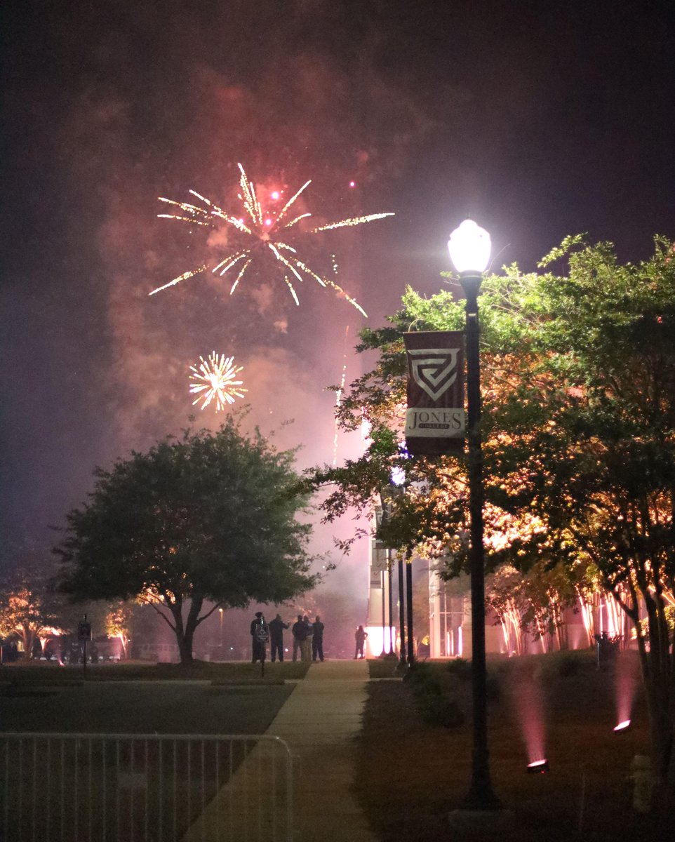JonesCollege_'s tweet photo. This New Year's Eve, we are reflecting on another amazing year with our #JonesFamily and looking forward to kicking-off 2022 tomorrow! What are your New Year Resolutions, Bobcats? #JCSpring #HappyNewYear #InspiringGreatness https://t.co/IQvIfzonJL