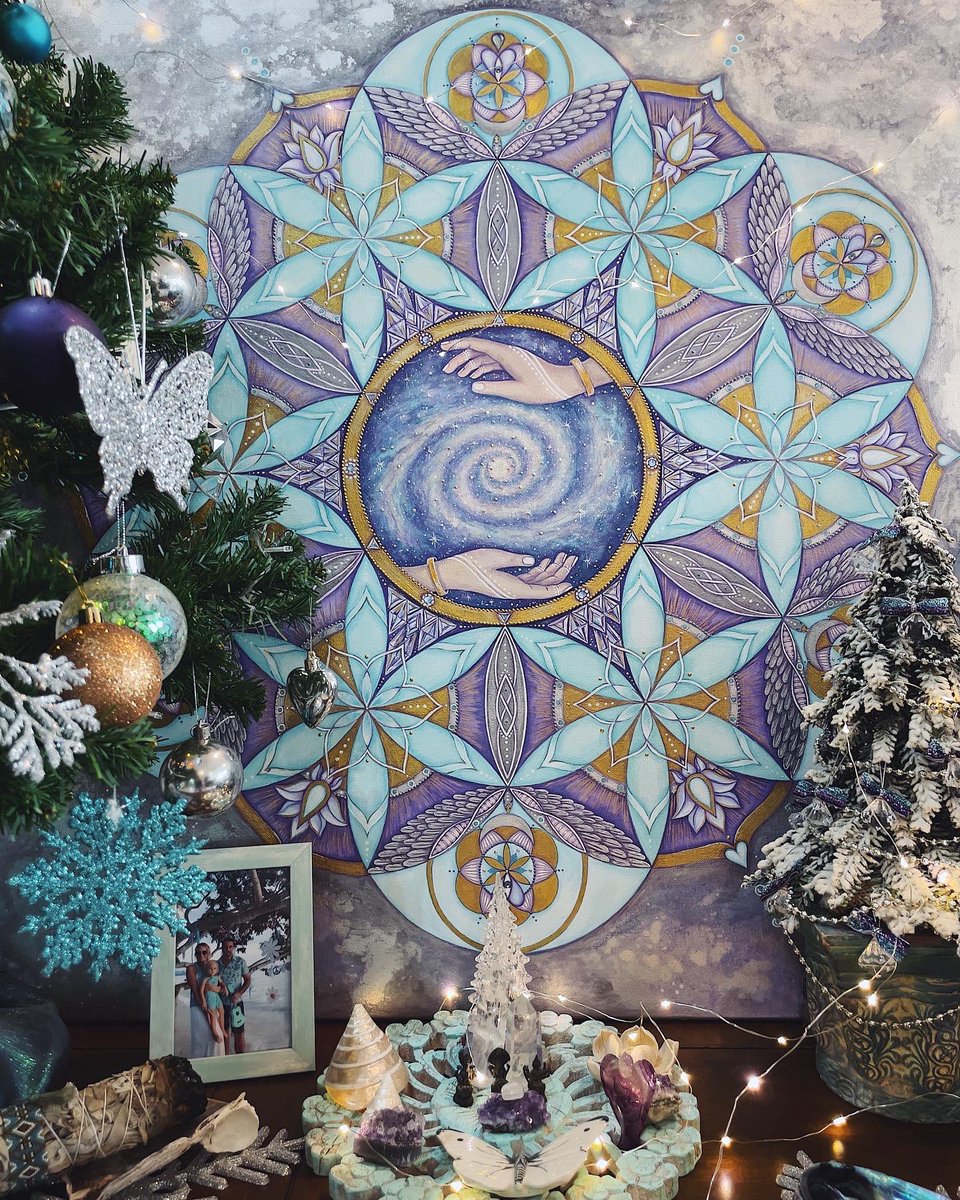 GrinkoVictoria's tweet photo. Happy New Year, beautiful people!!! 
#NFTCommunity Lots of Loooove and Inspiration in 2022🎄✨🎉 https://t.co/68ihd1TqR1