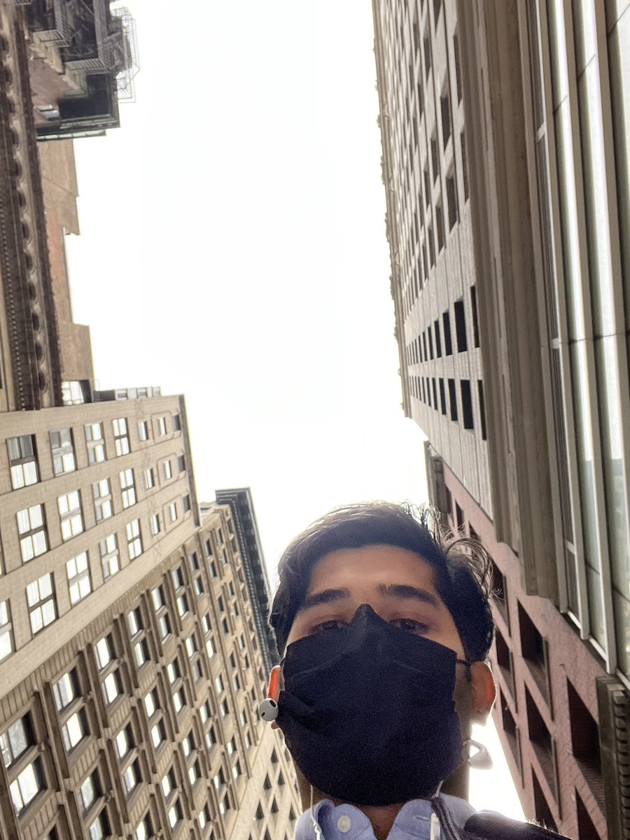 من هنوز باورم نمیشه تو نیویورک دارم زندگی میکنم! یکی ده سال پیش موقعی که میرفتم رباط کریم دانشگاه میگفت یه روزی میری نیویورک میکفتم کسشر نگو سرمون درد گرفت ولی جدی زندگی عجیبه!