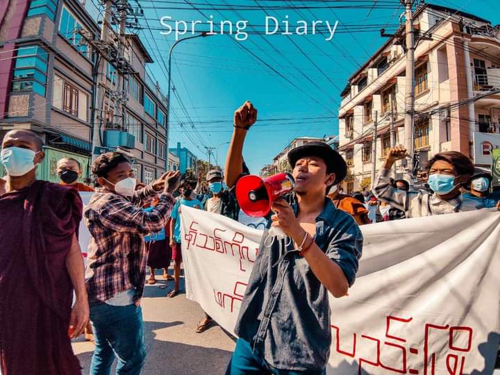 Huge crowd of protesters staged powerful anti-coup strike to eliminate fascist regime , welcoming the 2022 federal democracy in #MandaLay .

#WhatsHappeningInMyanmar
#FederalDemocracyNewYear2022 
#Dec31Coup
