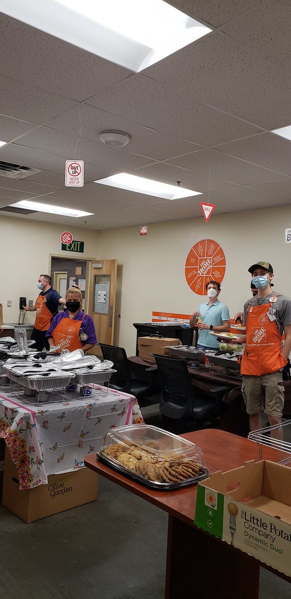 geffertHD's tweet photo. This is how WE do it! Bringing in 2022 with some Olive Garden! @PennyMoore6869 @OrlMitchHD @THD6869 @thdkwalk https://t.co/zpVh5xomKA