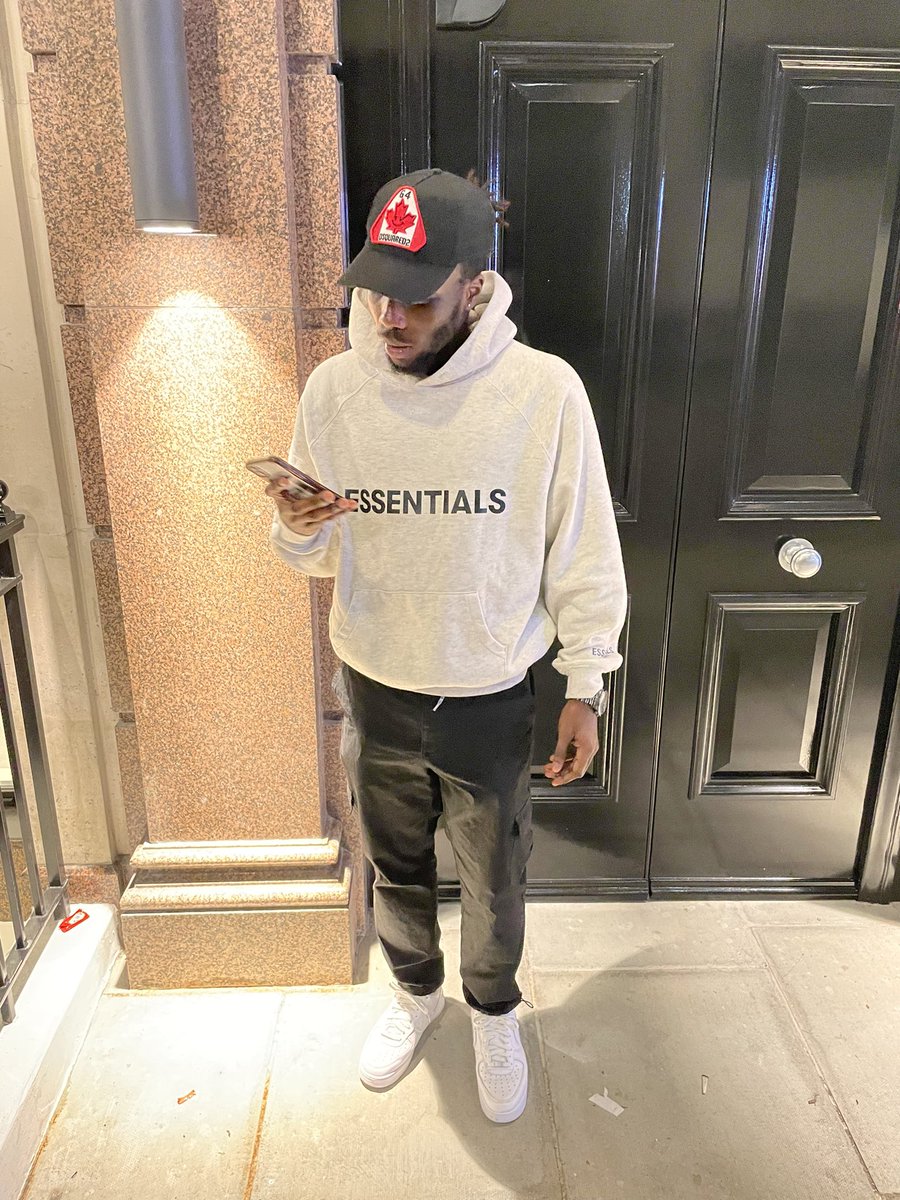 _Kwamej's tweet photo. Thank you God for seeing me through 2021🙏🏾 Here’s to a bigger and better 2022🥂 https://t.co/7ltuxuACSM