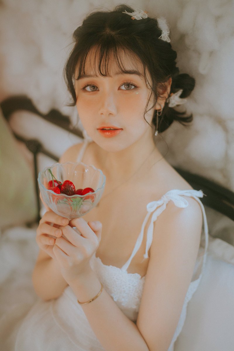 Megumy_tran's tweet photo. Get lost in your eyes 🍒
#Hello_2022 https://t.co/OaEQkynSaa