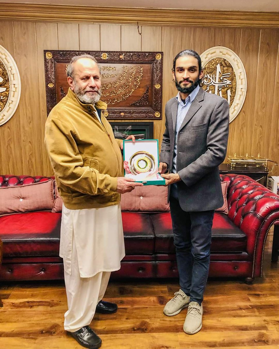 daudsultan666's tweet photo. Souvenir by Dr. Muhammad Arshad, C.E.O. HiTech Group Pakistan 🎗🏵
#FVSweek #HiTechGroup https://t.co/WImoSi7Ty9