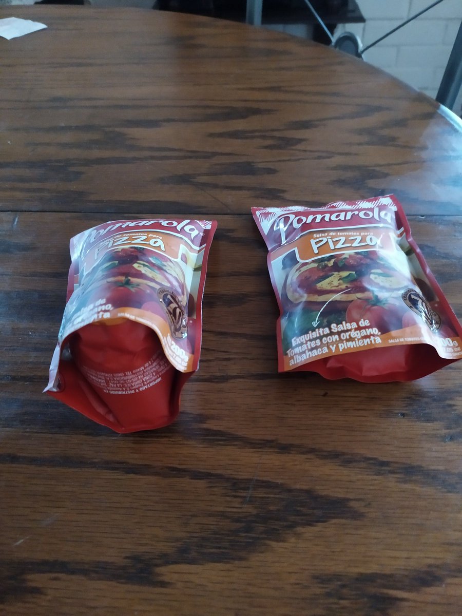 frankagneu28's tweet photo. @carozzimencanta hola, compré estás salsas de tomates, están las 2 selladas y almacenadas en mismo lugar, pq está una inflada y quiero saber si es seguro comer lo de su interior. https://t.co/H4cHktJuJX