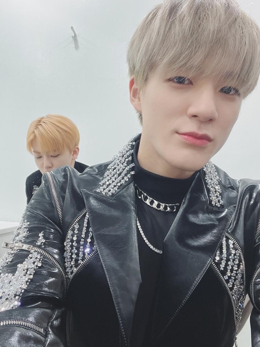 mojimojilee's tweet photo. 01/01/2021                      01/01/2022
from jaemin                         from jeno https://t.co/oCBVMtfrf3