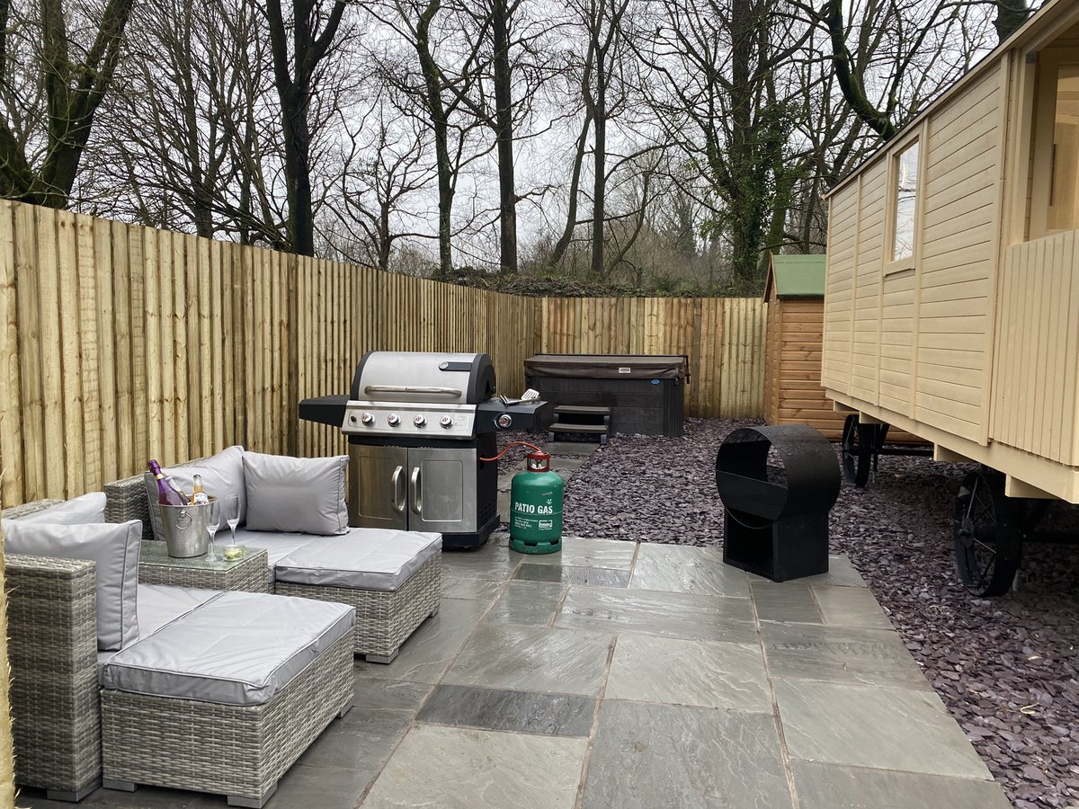 PandyFarm's tweet image. First guests to stay NYE  and welcome in 2022 @PandyFarm. Happy new year.