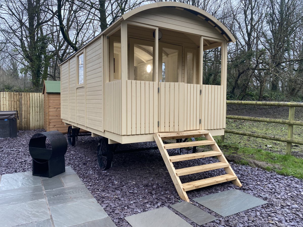 PandyFarm's tweet image. First guests to stay NYE  and welcome in 2022 @PandyFarm. Happy new year.