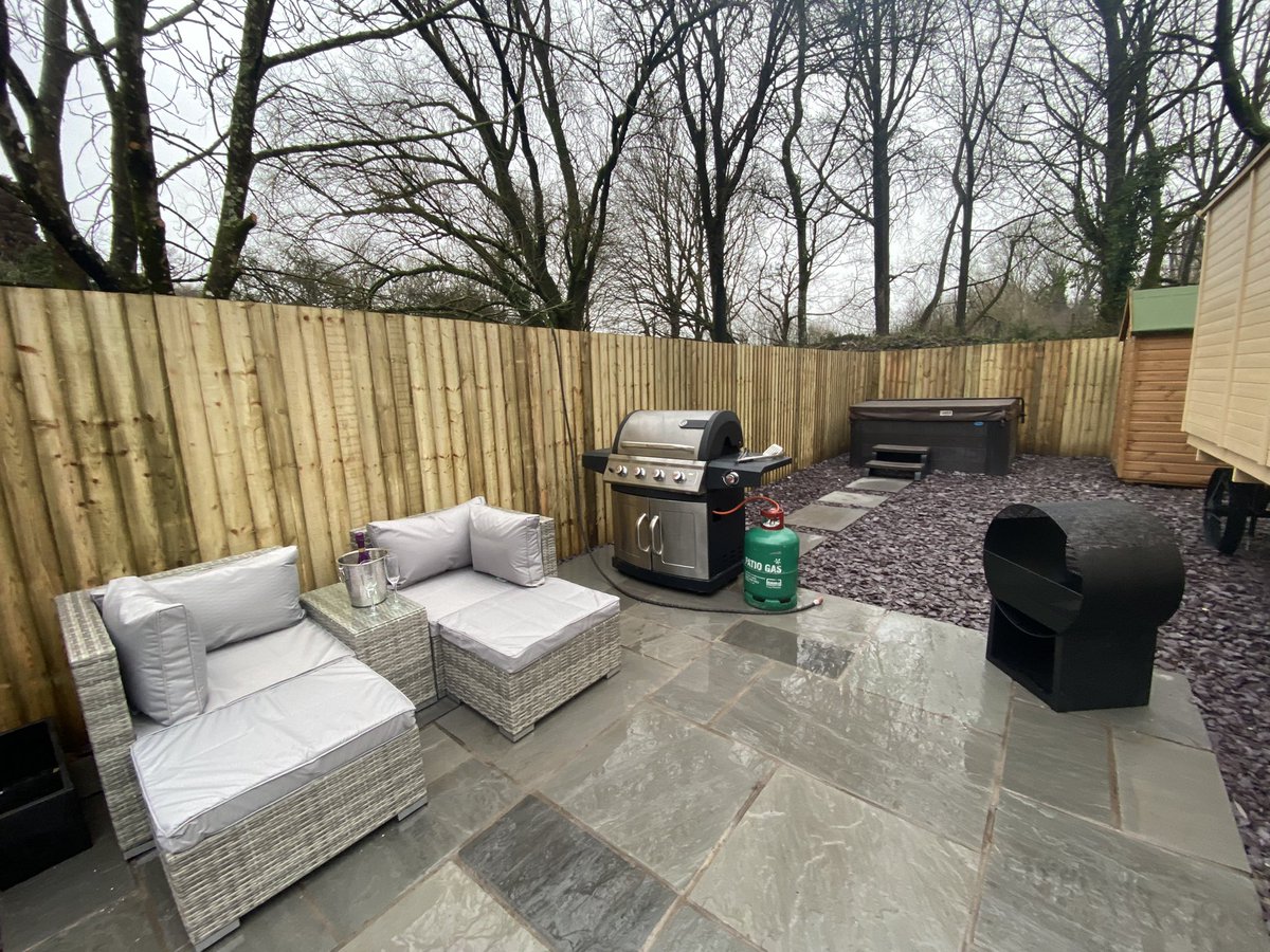 PandyFarm's tweet image. First guests to stay NYE  and welcome in 2022 @PandyFarm. Happy new year.