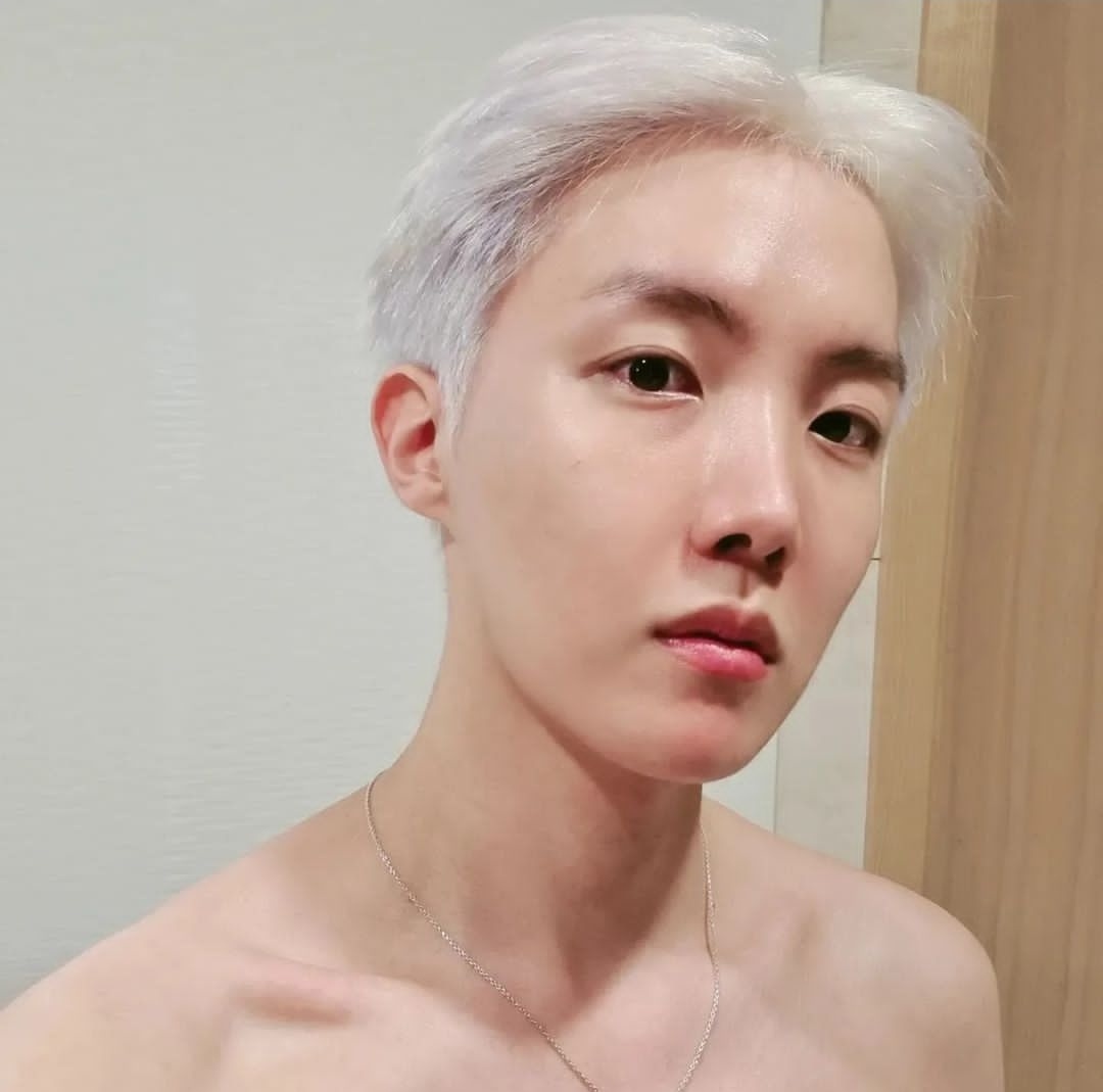 ARAB_ARMY_2's tweet photo. so hot 🔥 🥵 
귀여운 제이홉은 익숙하지만 불같은 제이홉은 아직 익숙하지 않지만 그래도 사랑해 I'm used to the cute J-Hope but the fiery J-Hope I still haven't gotten used to but still I love him https://t.co/IuiHj2P3Ey