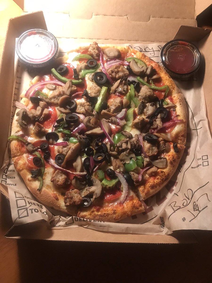 bobbyblaze744's tweet photo. @rapidfiredpizza is over w me. Gonna enjoy this heavy hitter deluxe w the spicy red sauce. #AmazinglyGood #pizza for #NewYear https://t.co/Aos7NIm82K
