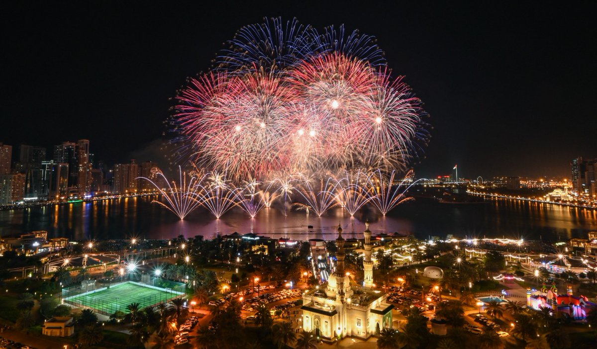 khaleejtimes's tweet photo. In Pics: Highlights from the #NewYear2022 celebrations across the #UAE (1/2)

Photos: KT, AFP https://t.co/7SrrgStG8M
