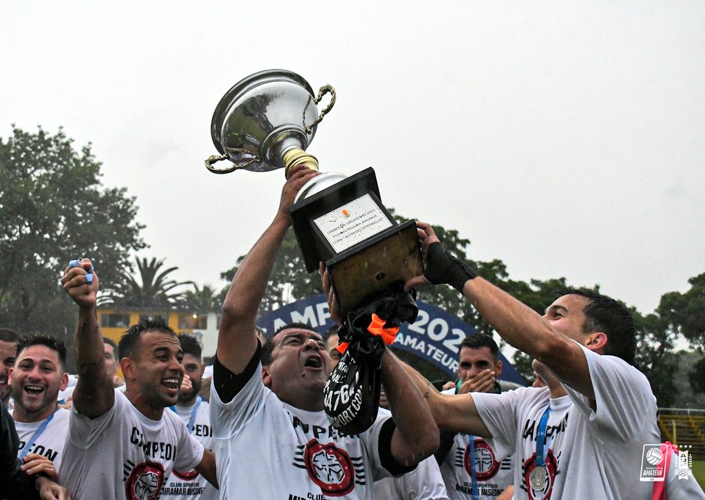 Vayan preparando sus copas 🏆 que a las doce en punto se despide este año magnífico.

¡Salú monada! 🥂🐒
¡FELIZ AÑO NUEVO!