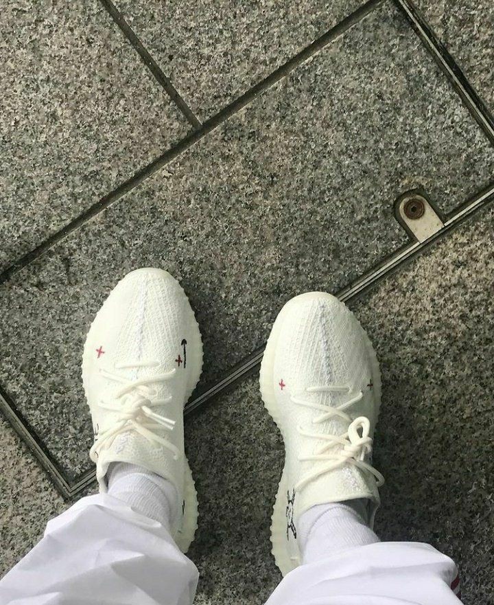 hstyIeshim's tweet photo. louis mandou essa foto! até o tenis é branco :( coisa mais linda! esperando ele vir me buscar para passarmos a virada juntos 🤍 https://t.co/rdrBVOIsKB