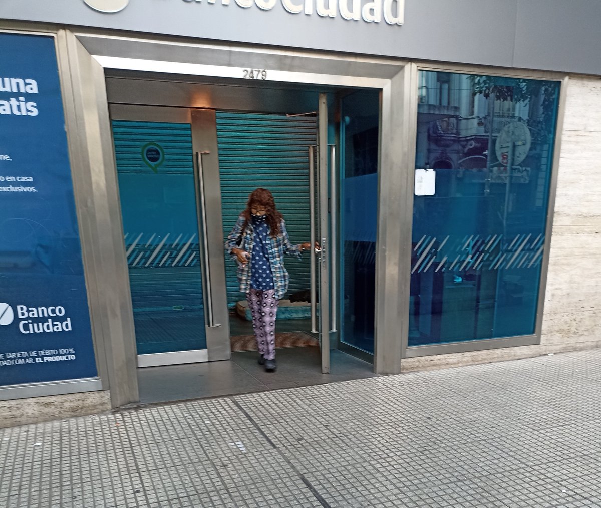 deltanea's tweet photo. Esperé literalmente unos 10 minutos afuera del banco para sacarle una foto a esta señora porque la mezcla de estampados me explotó la cabeza. No sé si es demasiado avanzada o un desastre. Perdóneme, señora, soy una 💩 https://t.co/iML3tPWsgV