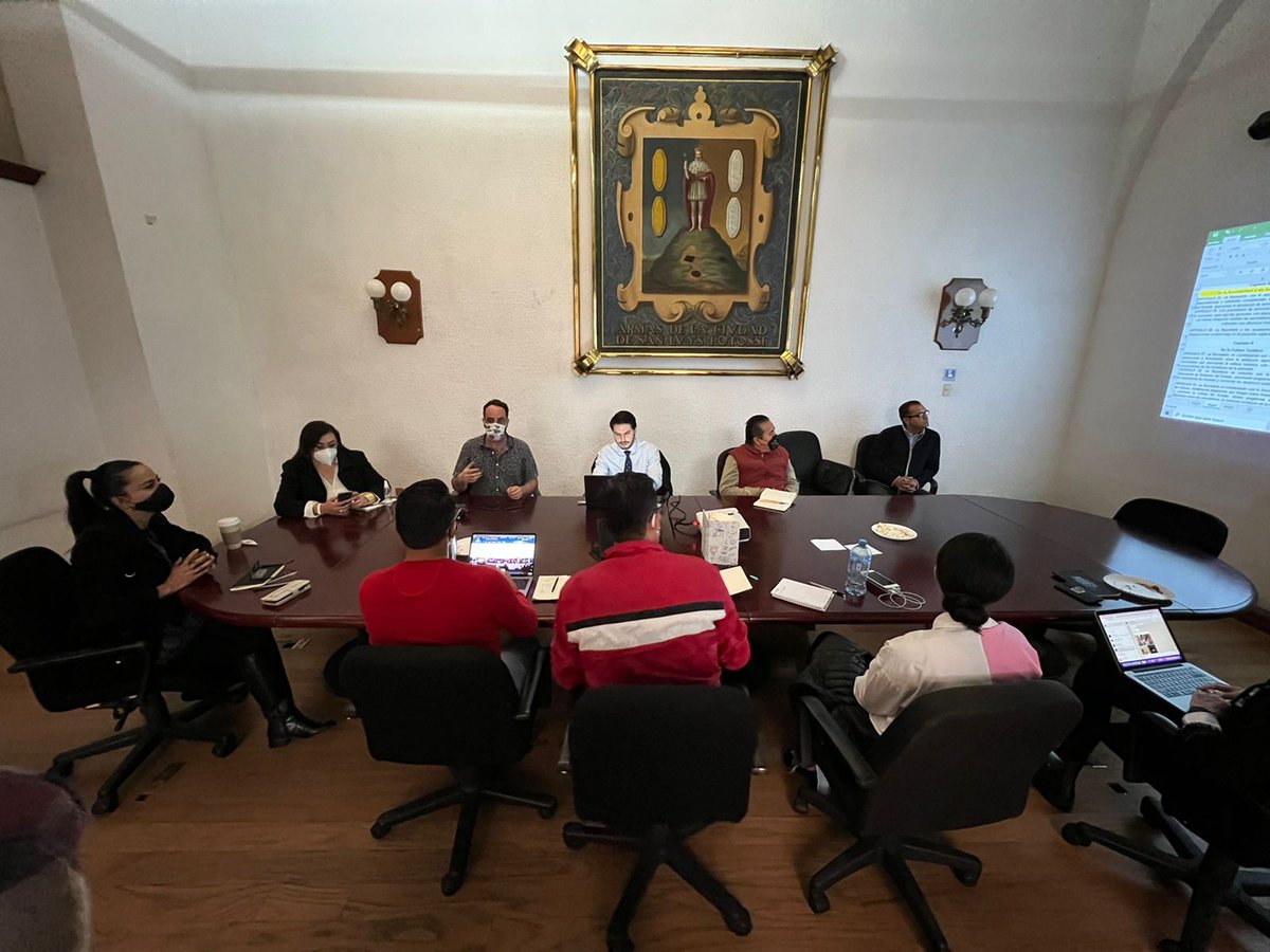 SecTurismoSLP's tweet photo. Para trabajar en favor del sector turístico es importante conocer a fondo la #LeyEstatalDeTurismo.
En reunión de trabajo en #SecturSLP se hizo una revisión exhaustiva de cada artículo e inciso para trabajar siempre dentro del marco legal.
#PotosíParaLosPotosinos #TurismoSLP https://t.co/1al3xtDPA0